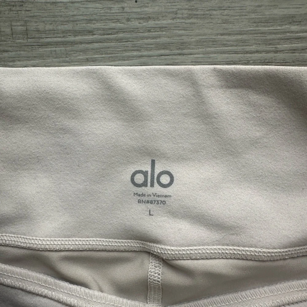 Alo yoga Electric Legging in Bone ALO Sz L 🏃🏻‍♀️ workout 🏋🏽‍♀️